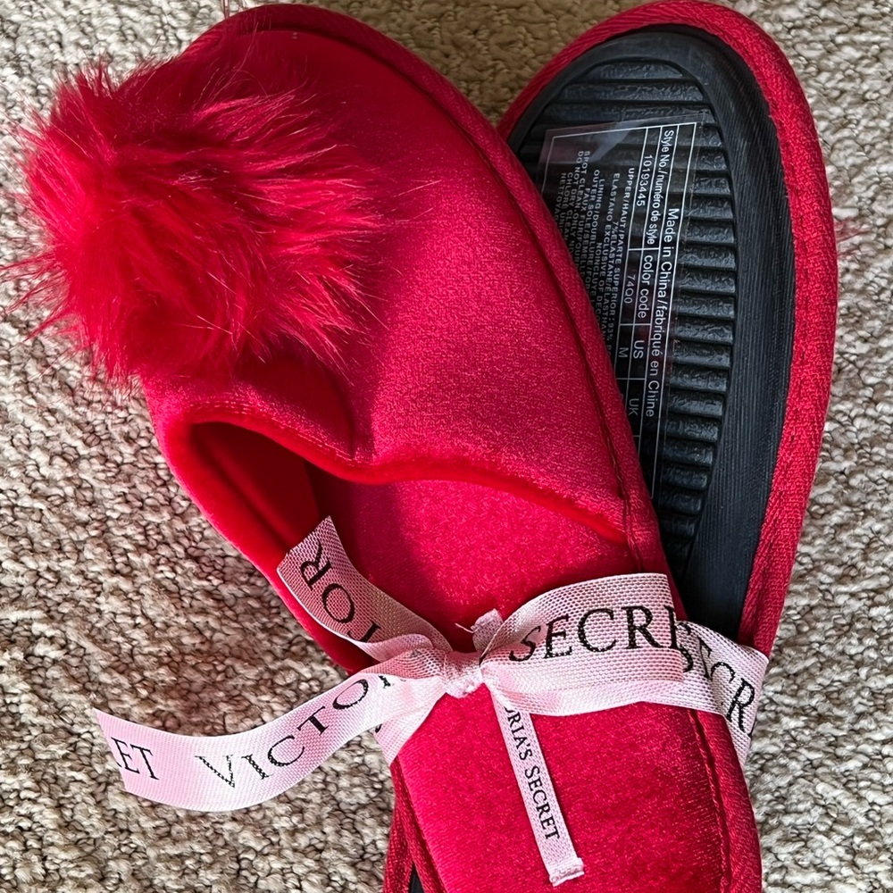 VICTORIA'S SECRET HOUSE SLIPPERS     SIZE: M (7-8)